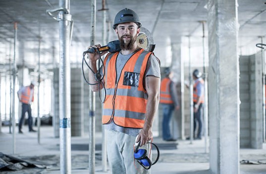 Equipo de reformas integrales en Tenerife trabajando en una vivienda recién entregada