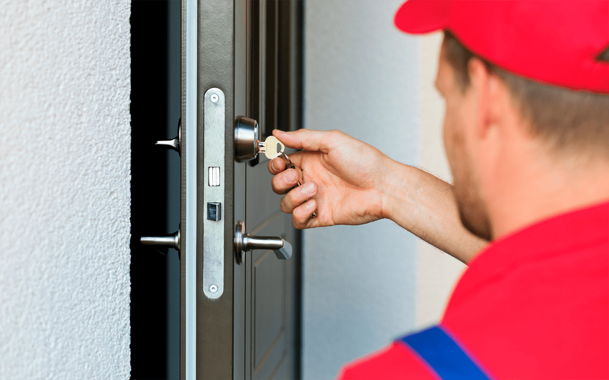 Cerrajero profesional trabajando en una puerta acorazada en Tenerife