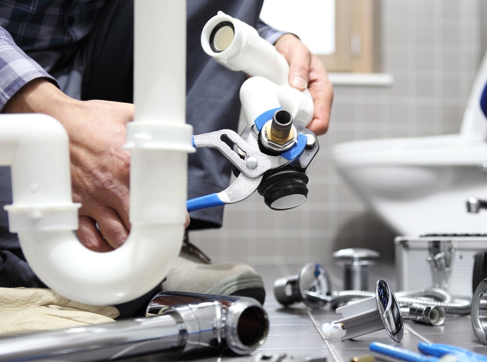 Fontanero profesional en Tenerife reparando una instalación de agua a domicilio